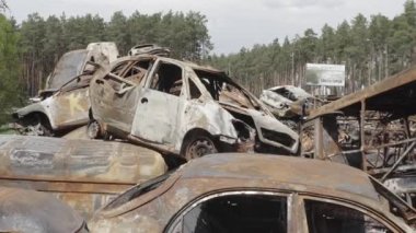 Rusya ile Ukrayna 'nın başkenti Kiev yakınlarındaki barışçıl bir şehirde yaşanan savaşın sonuçları. Sivillerin arabalarını tahrip etti. Araba mezarlığı. Havadan. Kıyametten sonra. Paslı arabalar. Irpin Şehri