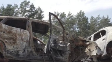 Rusya ile Ukrayna 'nın başkenti Kiev yakınlarındaki barışçıl bir şehirde yaşanan savaşın sonuçları. Sivillerin arabalarını tahrip etti. Araba mezarlığı. Havadan. Kıyametten sonra. Paslı arabalar. Irpin Şehri