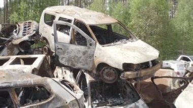 Rusya ile Ukrayna 'nın başkenti Kiev yakınlarındaki barışçıl bir şehirde yaşanan savaşın sonuçları. Sivillerin arabalarını tahrip etti. Araba mezarlığı. Havadan. Kıyametten sonra. Paslı arabalar. Irpin Şehri