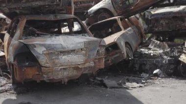 Rusya ile Ukrayna 'nın başkenti Kiev yakınlarındaki barışçıl bir şehirde yaşanan savaşın sonuçları. Sivillerin arabalarını tahrip etti. Araba mezarlığı. Havadan. Kıyametten sonra. Paslı arabalar. Irpin Şehri