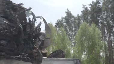 Rusya ile Ukrayna 'nın başkenti Kiev yakınlarındaki barışçıl bir şehirde yaşanan savaşın sonuçları. Sivillerin arabalarını tahrip etti. Araba mezarlığı. Havadan. Kıyametten sonra. Paslı arabalar. Irpin Şehri