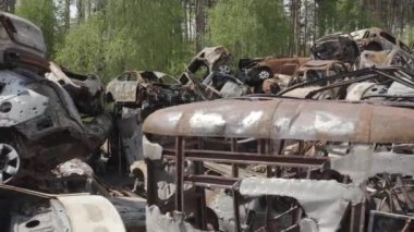Rusya ile Ukrayna 'nın başkenti Kiev yakınlarındaki barışçıl bir şehirde yaşanan savaşın sonuçları. Sivillerin arabalarını tahrip etti. Araba mezarlığı. Havadan. Kıyametten sonra. Paslı arabalar. Irpin Şehri