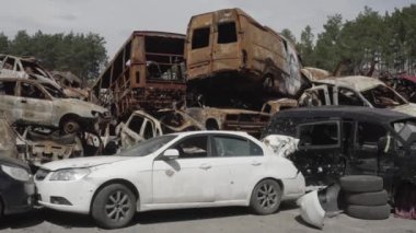 Rusya ile Ukrayna 'nın başkenti Kiev yakınlarındaki barışçıl bir şehirde yaşanan savaşın sonuçları. Sivillerin arabalarını tahrip etti. Araba mezarlığı. Havadan. Kıyametten sonra. Paslı arabalar. Irpin Şehri