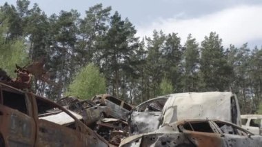 Rusya ile Ukrayna 'nın başkenti Kiev yakınlarındaki barışçıl bir şehirde yaşanan savaşın sonuçları. Sivillerin arabalarını tahrip etti. Araba mezarlığı. Havadan. Kıyametten sonra. Paslı arabalar. Irpin Şehri