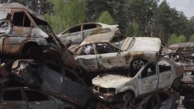 Rusya ile Ukrayna 'nın başkenti Kiev yakınlarındaki barışçıl bir şehirde yaşanan savaşın sonuçları. Sivillerin arabalarını tahrip etti. Araba mezarlığı. Havadan. Kıyametten sonra. Paslı arabalar. Irpin Şehri