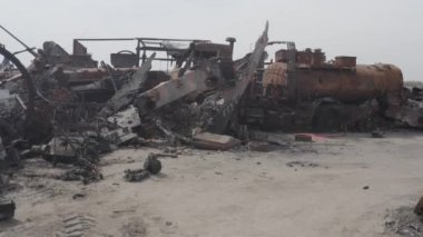Yok edilmiş askeri konvoy. Yanmış savaş araçları. Paslı teknoloji. Topçu saldırısının sonucu olarak. Ukrayna 'da savaş. Bucha..