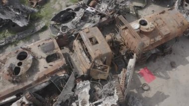 Yok edilmiş askeri konvoy. Yanmış savaş araçları. Paslı teknoloji. Topçu saldırısının sonucu olarak. Ukrayna 'da savaş. Bucha..