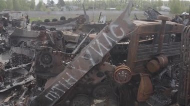 Yok edilmiş askeri konvoy. Yanmış savaş araçları. Paslı teknoloji. Topçu saldırısının sonucu olarak. Ukrayna 'da savaş. Bucha..