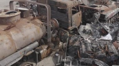 Yok edilmiş askeri konvoy. Yanmış savaş araçları. Paslı teknoloji. Topçu saldırısının sonucu olarak. Ukrayna 'da savaş. Bucha..