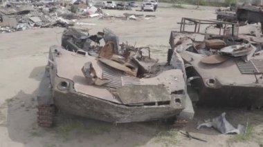 Yok edilmiş askeri konvoy. Yanmış savaş araçları. Paslı teknoloji. Topçu saldırısının sonucu olarak. Ukrayna 'da savaş. Bucha..