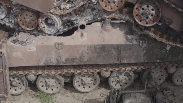 ミサイル攻撃の後に軍事装備を焼きなさい 放棄された錆びた軍事機器 イルピン市 ウクライナだ — ストック動画