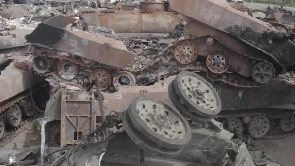 ミサイル攻撃の後に軍事装備を焼きなさい 放棄された錆びた軍事機器 イルピン市 ウクライナだ — ストック動画