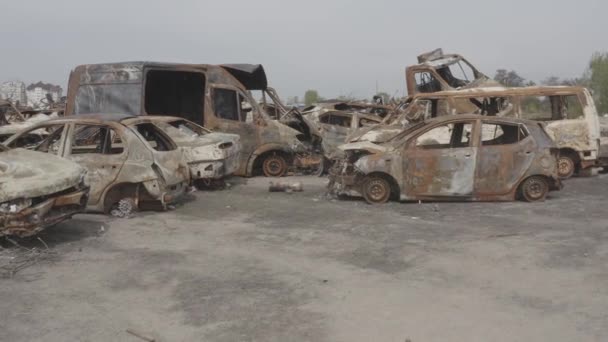 Кладбище Разрушенных Автомобилей После Эвакуации Жителей Города Буча Украина Грод — стоковое видео