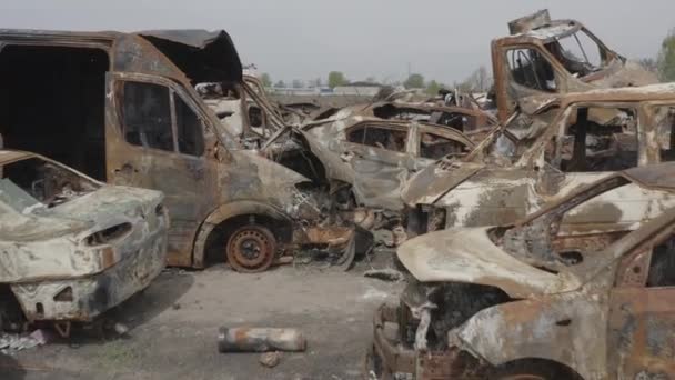 Begraafplaats Van Vernietigde Auto Evacuatie Van Inwoners Van Stad Bucha — Stockvideo