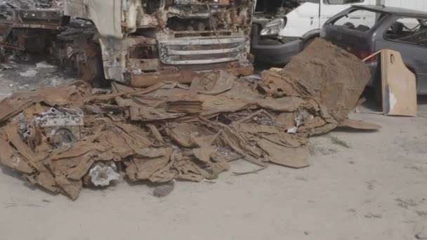 Cimitero Auto Distrutte Dopo Evacuazione Degli Abitanti Della Città Bucha — Video Stock
