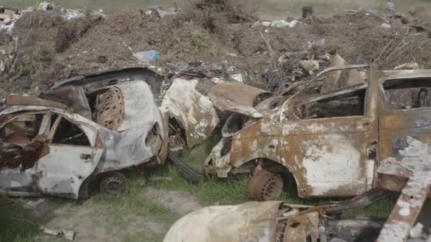 Cementerio Coches Destruidos Después Evacuación Los Habitantes Ciudad Bucha Ucrania — Vídeo de stock