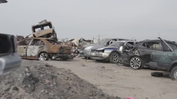 Cementerio Coches Destruidos Después Evacuación Los Habitantes Ciudad Bucha Ucrania — Vídeo de stock