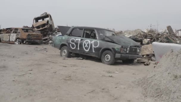 Bucha市居民撤离后被毁汽车的坟场 乌克兰 Grod Bucha 乌克兰战争 射击车 — 图库视频影像