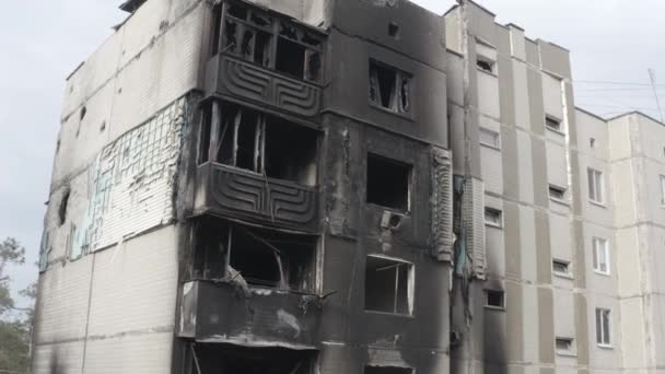 Κατεστραμμένο Κτίριο Κατοικιών Στην Πόλη Bucha Περιοχή Κίεβο Κατά Διάρκεια — Αρχείο Βίντεο