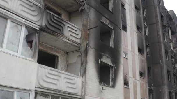 Uszkodzony Budynek Mieszkalny Mieście Bucha Obwód Kijowski Podczas Walk Rosyjskim — Wideo stockowe