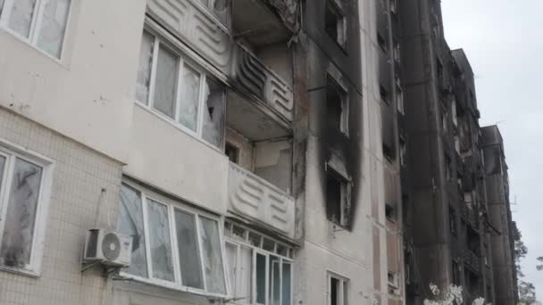 Edificio Residencial Dañado Ciudad Bucha Región Kiev Durante Los Combates — Vídeos de Stock