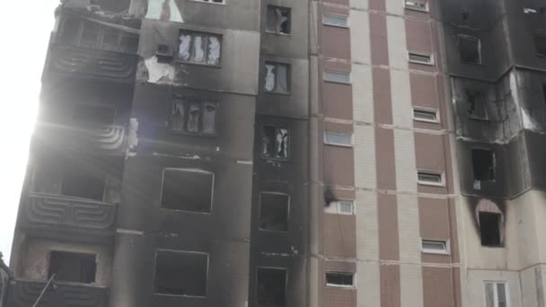 ウクライナへのロシアの攻撃の後の戦いの間 キエフ地方ブチャ市の住宅の建物を損傷しました ロシア ウクライナ戦争 空中だ 家の中の火事 — ストック動画