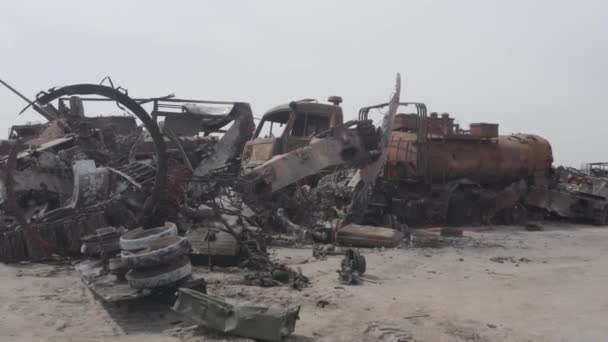 수송차를 파괴했습니다 차량을 불태웠어 녹슬었어 포격의 결과입니다 우크라이나 — 비디오