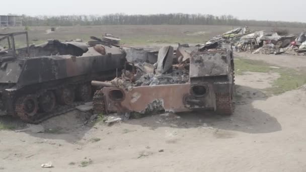 Zniszczony Konwój Wojskowy Spalone Pojazdy Bojowe Zardzewiała Technologia Konsekwencje Ataku — Wideo stockowe
