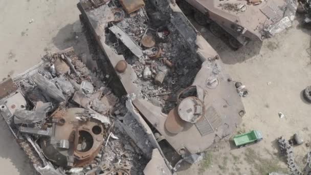 Vernietigd Militair Konvooi Verbrande Gevechtsvoertuigen Roestige Techniek Gevolgen Van Een — Stockvideo