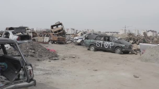 Cementerio Coches Destruidos Después Evacuación Los Habitantes Ciudad Bucha Ucrania — Vídeo de stock