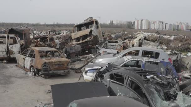 Cemetery Destroyed Cars Evacuation Inhabitants City Bucha Ukraine Grod Bucha — Stockvideo
