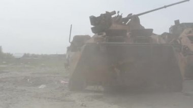 Yok edilmiş askeri konvoy. Yanmış savaş araçları. Paslı teknoloji. Topçu saldırısının sonucu olarak. Ukrayna 'da savaş. Bucha..