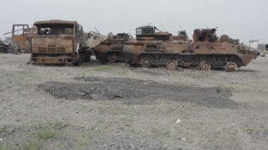 Yok edilmiş askeri konvoy. Yanmış savaş araçları. Paslı teknoloji. Topçu saldırısının sonucu olarak. Ukrayna 'da savaş. Bucha..