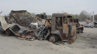 Yok edilmiş askeri konvoy. Yanmış savaş araçları. Paslı teknoloji. Topçu saldırısının sonucu olarak. Ukrayna 'da savaş. Bucha..