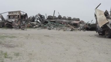 Yok edilmiş askeri konvoy. Yanmış savaş araçları. Paslı teknoloji. Topçu saldırısının sonucu olarak. Ukrayna 'da savaş. Bucha..