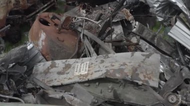 Yok edilmiş askeri konvoy. Yanmış savaş araçları. Paslı teknoloji. Topçu saldırısının sonucu olarak. Ukrayna 'da savaş. Bucha..