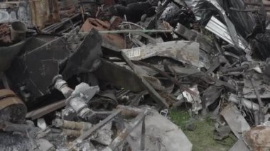 Yok edilmiş askeri konvoy. Yanmış savaş araçları. Paslı teknoloji. Topçu saldırısının sonucu olarak. Ukrayna 'da savaş. Bucha..