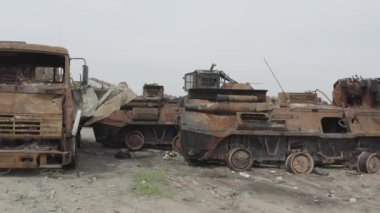 Yok edilmiş askeri konvoy. Yanmış savaş araçları. Paslı teknoloji. Topçu saldırısının sonucu olarak. Ukrayna 'da savaş. Bucha..