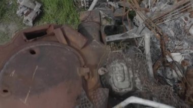 Yok edilmiş askeri konvoy. Yanmış savaş araçları. Paslı teknoloji. Topçu saldırısının sonucu olarak. Ukrayna 'da savaş. Bucha..