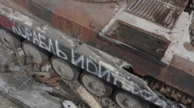 Yok edilmiş askeri konvoy. Yanmış savaş araçları. Paslı teknoloji. Topçu saldırısının sonucu olarak. Ukrayna 'da savaş. Bucha..