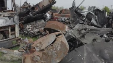 Yok edilmiş askeri konvoy. Yanmış savaş araçları. Paslı teknoloji. Topçu saldırısının sonucu olarak. Ukrayna 'da savaş. Bucha..