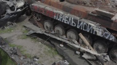 Yok edilmiş askeri konvoy. Yanmış savaş araçları. Paslı teknoloji. Topçu saldırısının sonucu olarak. Ukrayna 'da savaş. Bucha..