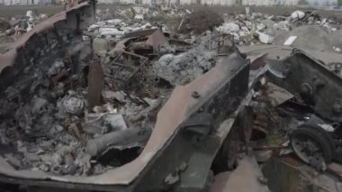 Yok edilmiş askeri konvoy. Yanmış savaş araçları. Paslı teknoloji. Topçu saldırısının sonucu olarak. Ukrayna 'da savaş. Bucha..