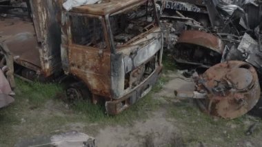 Yok edilmiş askeri konvoy. Yanmış savaş araçları. Paslı teknoloji. Topçu saldırısının sonucu olarak. Ukrayna 'da savaş. Bucha..