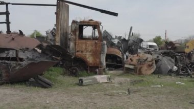 Yok edilmiş askeri konvoy. Yanmış savaş araçları. Paslı teknoloji. Topçu saldırısının sonucu olarak. Ukrayna 'da savaş. Bucha..