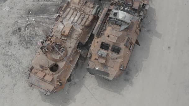Yok Edilmiş Askeri Konvoy Yanmış Savaş Araçları Paslı Teknoloji Topçu — Stok video