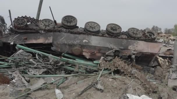 Zerstörter Militärkonvoi Verbrannte Kampffahrzeuge Rostige Technik Folgen Eines Artillerieangriffs Krieg — Stockvideo