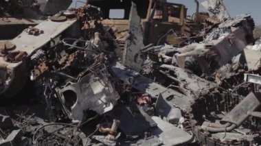 Füze saldırısından sonra yanmış askeri teçhizat. Paslı askeri teçhizat terk edilmiş. Irpin şehri. Ukrayna. Savaş.