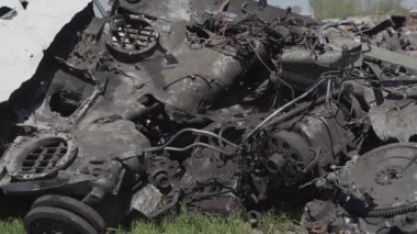 Füze saldırısından sonra yanmış askeri teçhizat. Paslı askeri teçhizat terk edilmiş. Irpin şehri. Ukrayna. Savaş.