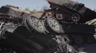 Füze saldırısından sonra yanmış askeri teçhizat. Paslı askeri teçhizat terk edilmiş. Irpin şehri. Ukrayna. Savaş.